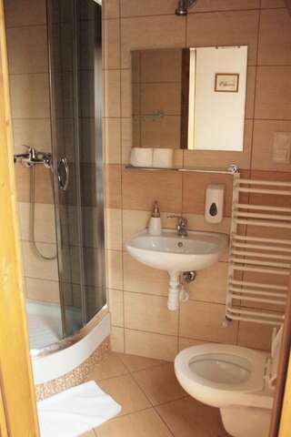 Отели типа «постель и завтрак» Karczma Bełty Glinno Двухместный номер с 2 отдельными кроватями и собственной ванной комнатой-1